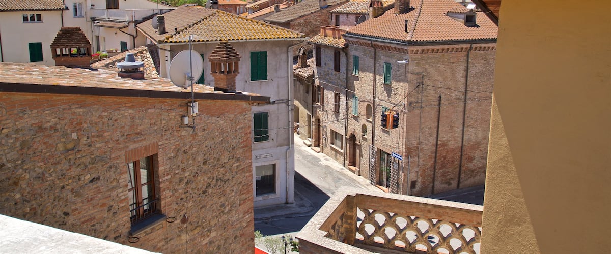 Deruta que incluye una pequeña ciudad o pueblo