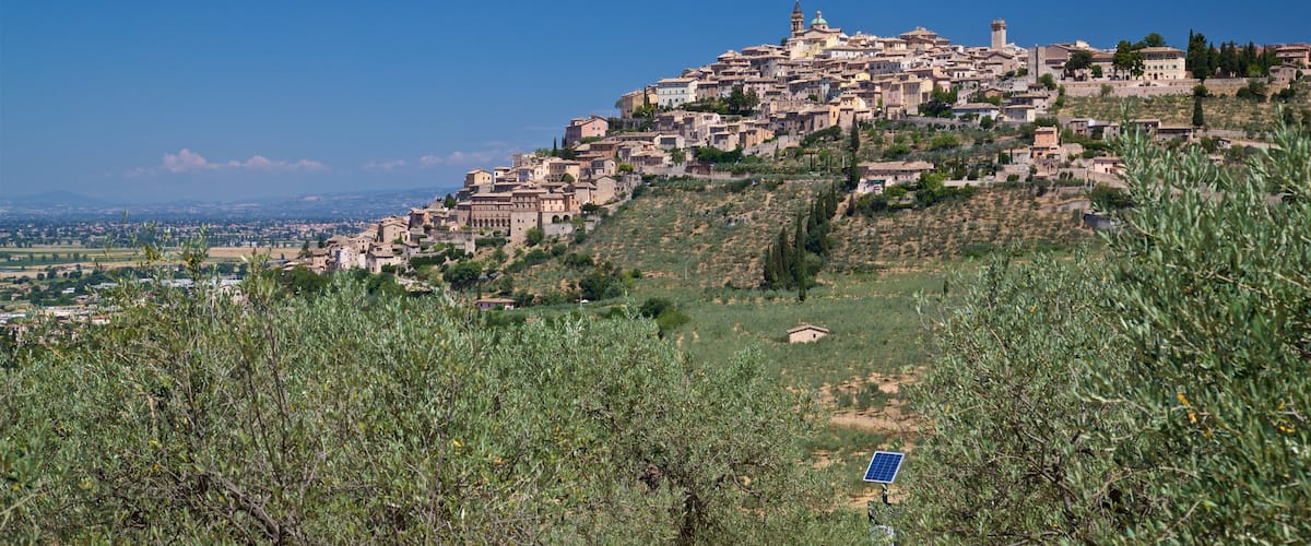 Trevi mit einem Landschaften, ruhige Szenerie und Kleinstadt oder Dorf