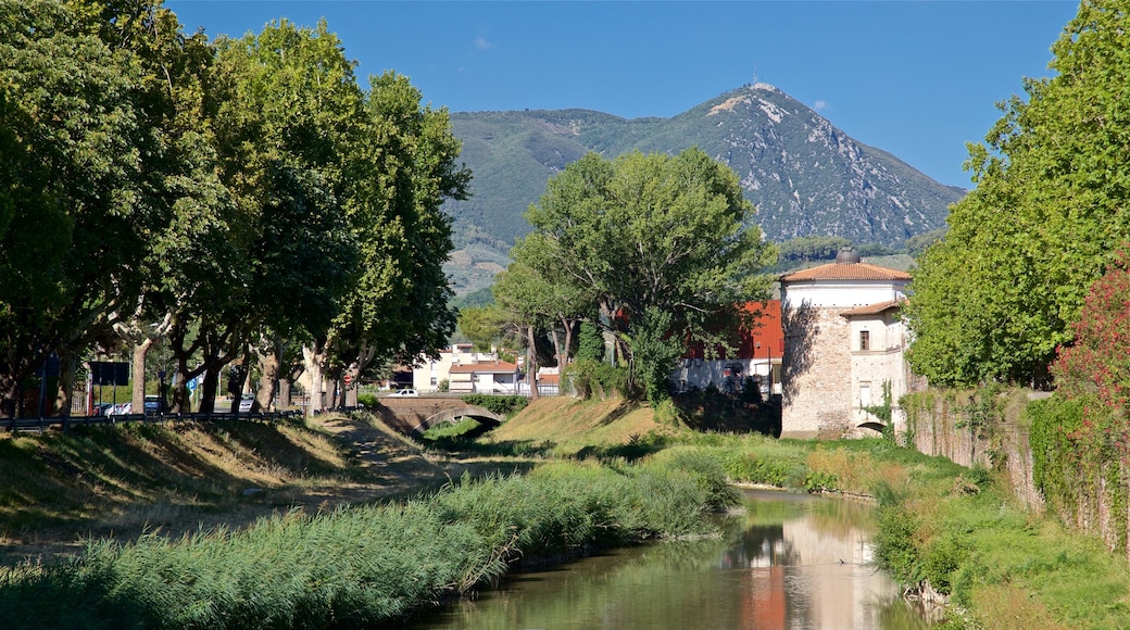 Foligno welches beinhaltet Fluss oder Bach