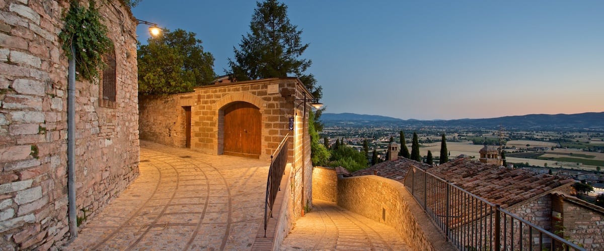 Spello mettant en vedette petite ville ou village et scĂšnes de nuit
