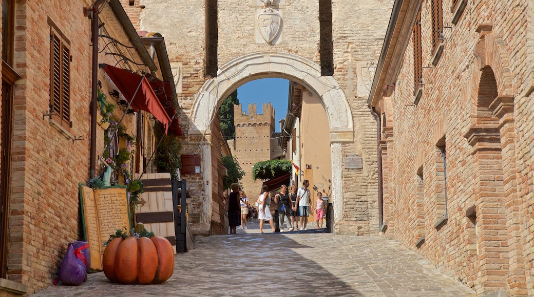 Gradara das einen Straßenszenen sowie kleine Menschengruppe