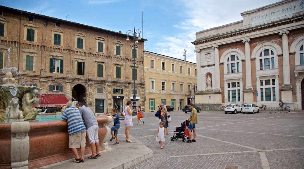 Pesaro presenterar ett torg, gatuliv och en fontän