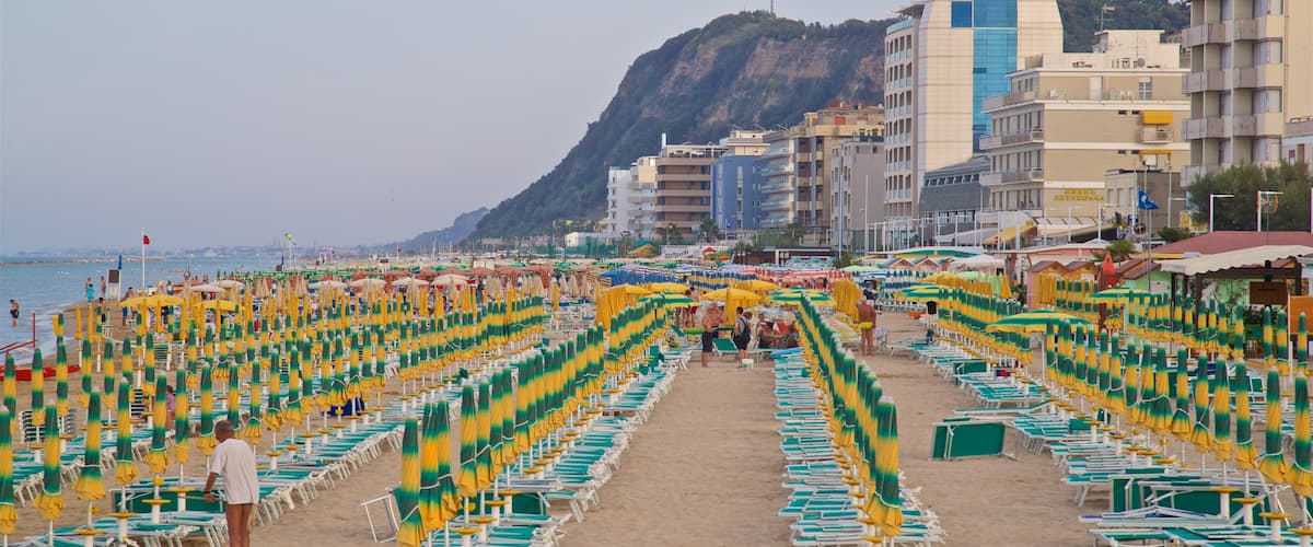 Pesaro mit einem Sandstrand, Küstenort und allgemeine Küstenansicht