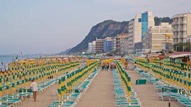 Pesaro toont algemene kustgezichten, een strand en een kuststadje