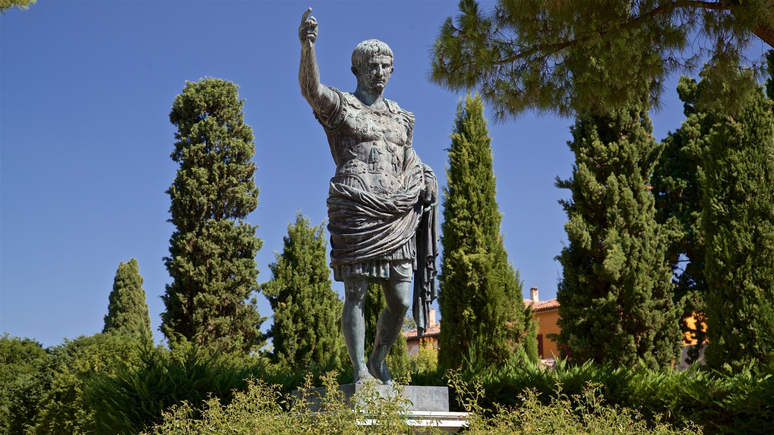 Fano featuring a statue or sculpture