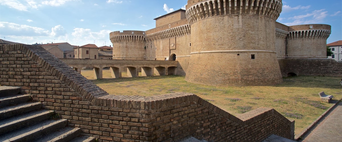 Rocca Roveresca di Senigallia ofreciendo castillo o palacio y patrimonio de arquitectura