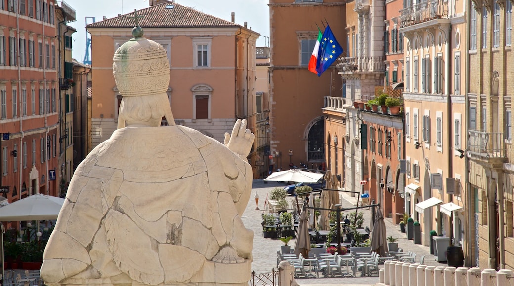 Piazza del Plebiscito che include statua o scultura e città