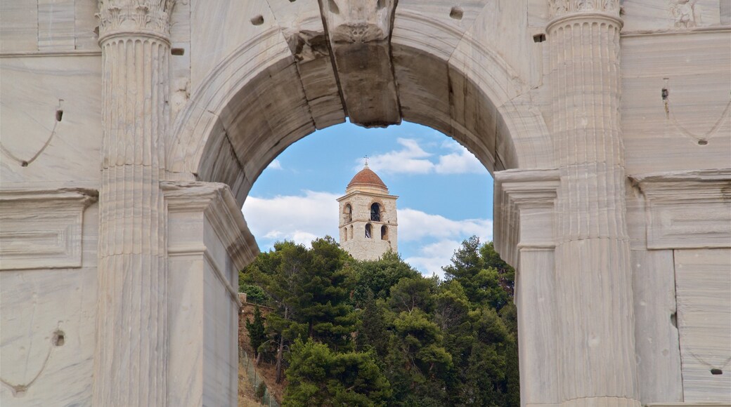 Arco di Traiano 을 보여주는 문화유산 요소