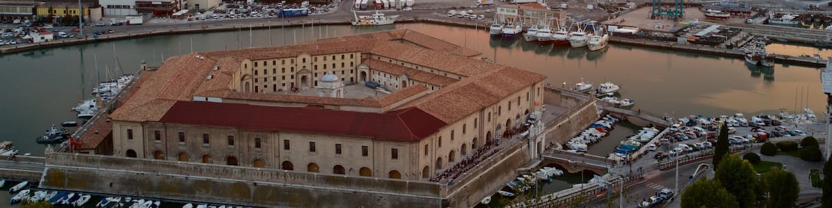 Mole Vanvitelliana das einen Sonnenuntergang, Bucht oder Hafen und allgemeine Küstenansicht
