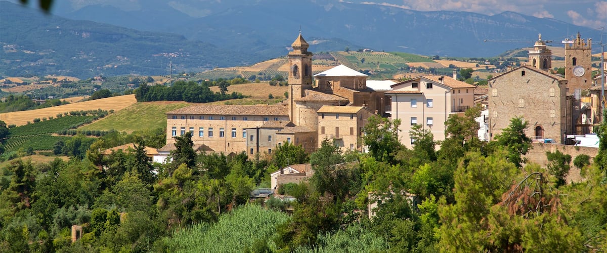 Offida qui includes petite ville ou village, scĂšnes tranquilles et panoramas