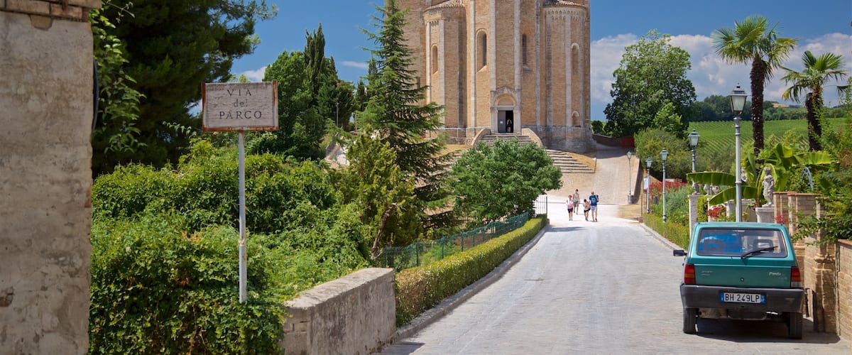 Église de Santa Maria della Rocca montrant patrimoine architectural