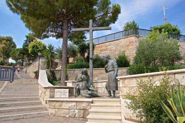 Museo d\'Arte dello Splendore das einen religiöse Elemente, Statue oder Skulptur und Park