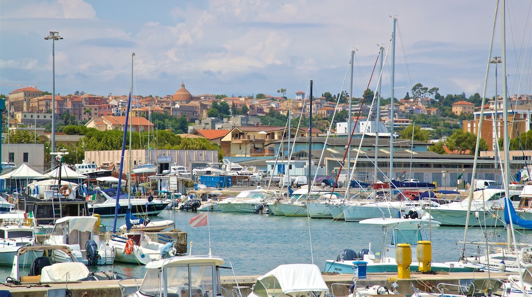 Puerto Giulianova mostrando una ciudad y una bahía o un puerto