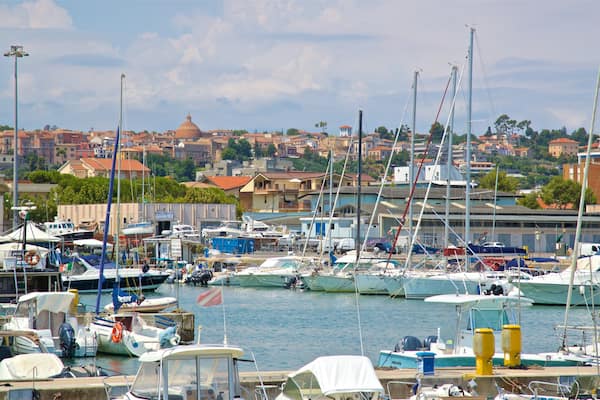 Hafen von Giulianova mit einem Bucht oder Hafen und Stadt