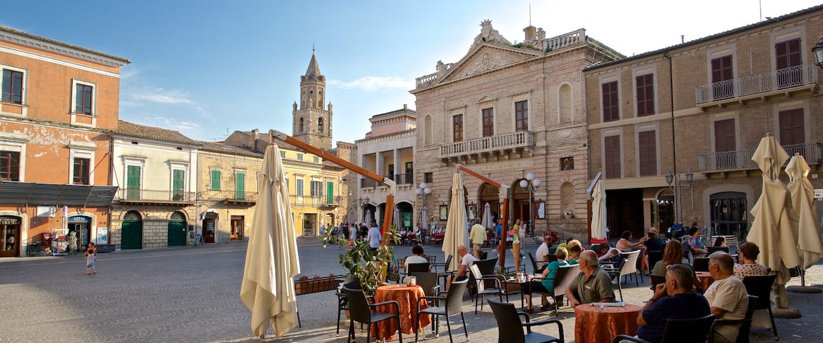 Atri welches beinhaltet Geschichtliches, Platz oder Plaza und Essen im Freien