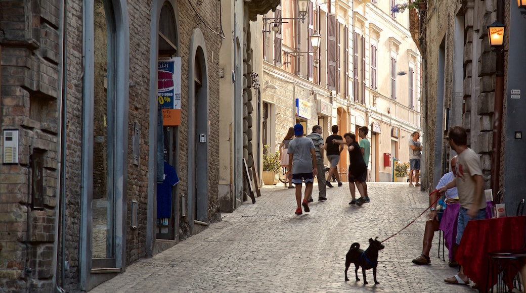 Atri caratteristiche di strade e animali domestici cosi come un piccolo gruppo di persone