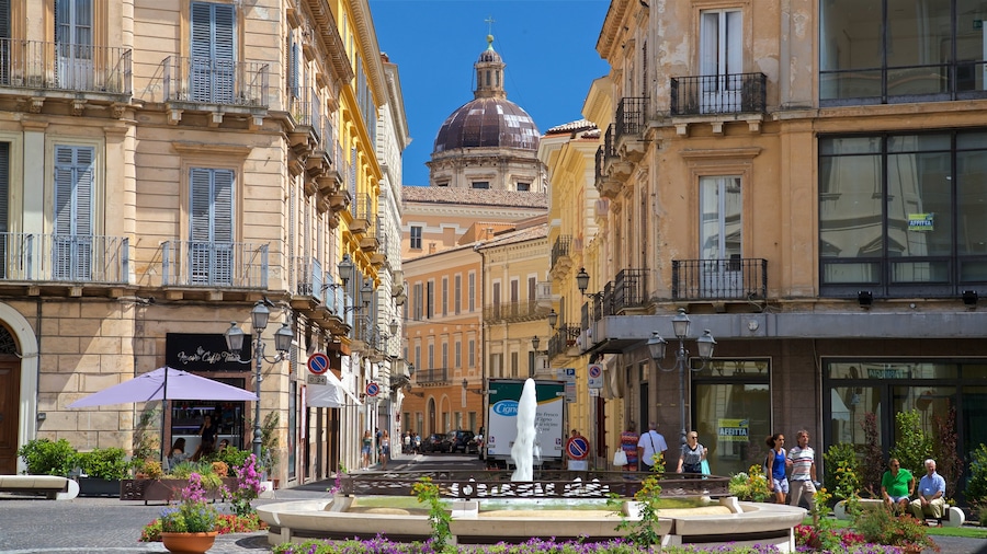 Chieti che include città e fontana