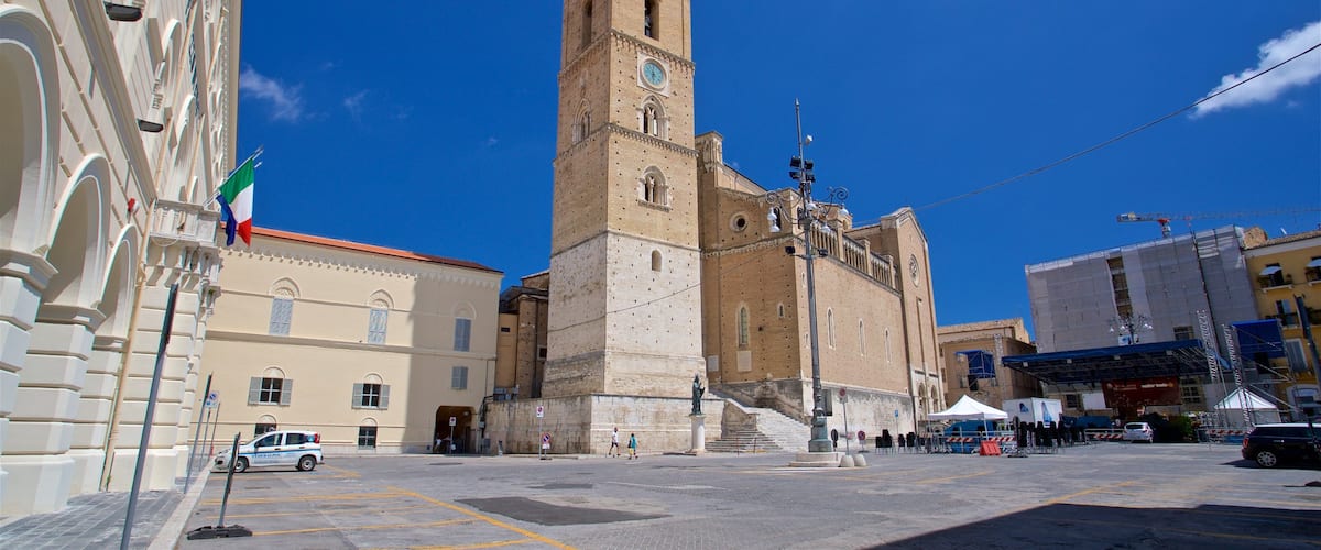 Kathedrale von San Giustino mit einem Platz oder Plaza und historische Architektur