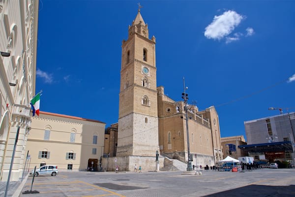 Cathédrale San Giustino montrant patrimoine architectural et square ou place