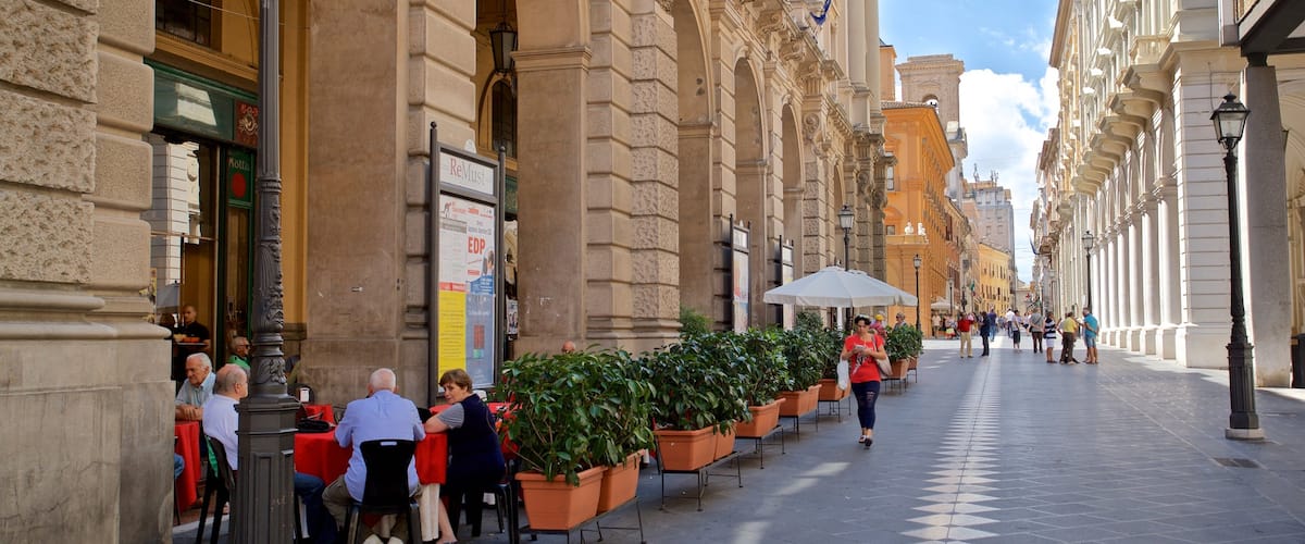 Chieti showing heritage elements, outdoor eating and a city