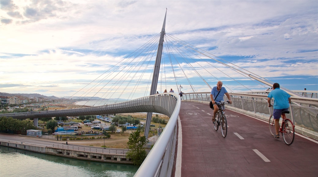 Ponte del Mare som omfatter en bro og cykling såvel som en mand