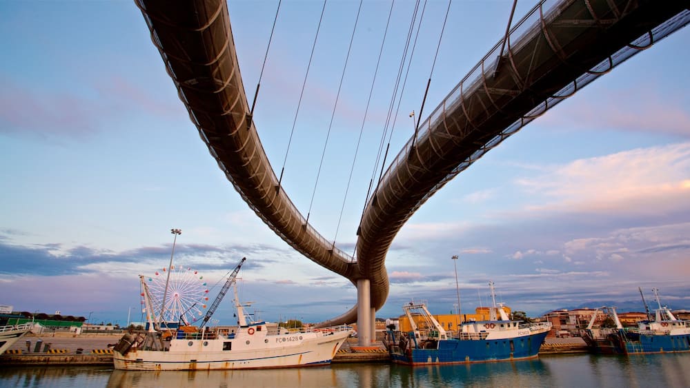 Ponte del Mare das einen Sonnenuntergang, BrĂŒcke und Bucht oder Hafen