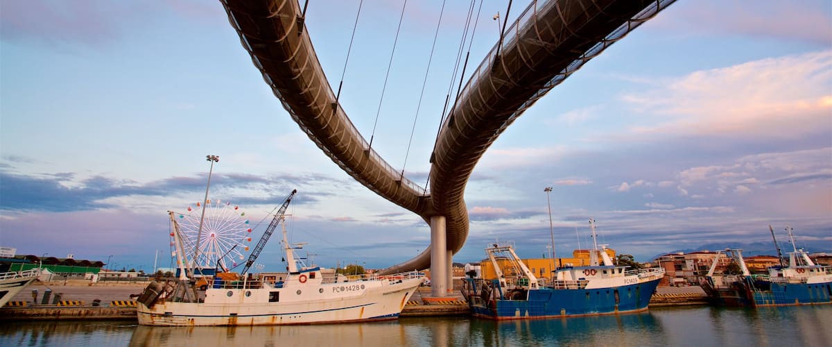 Ponte del Mare que incluye un puente, una puesta de sol y una bahía o puerto