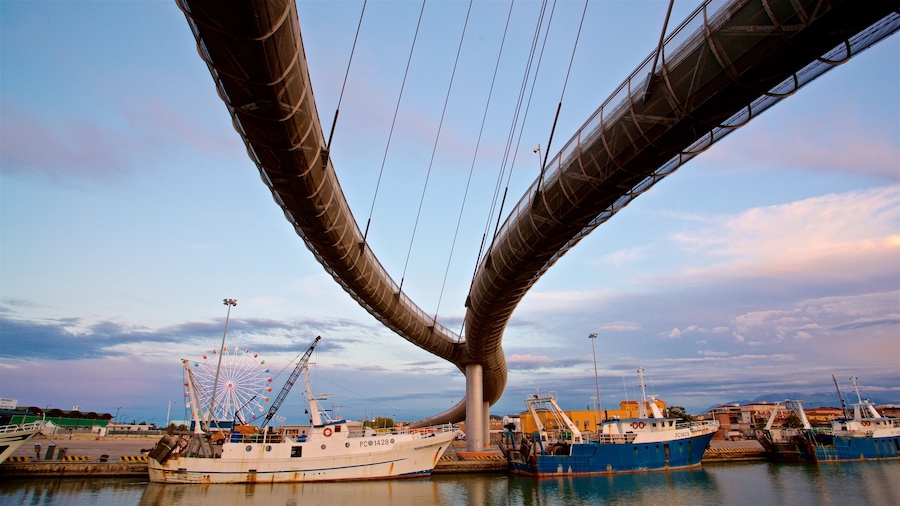 Ponte del Mare som omfatter en solnedgang, en bugt eller havn og en bro