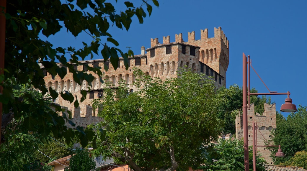 Gradara toont historische architectuur en een kasteel
