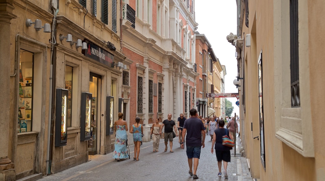 Pesaro mettant en vedette scĂšnes de rue aussi bien que petit groupe de personnes