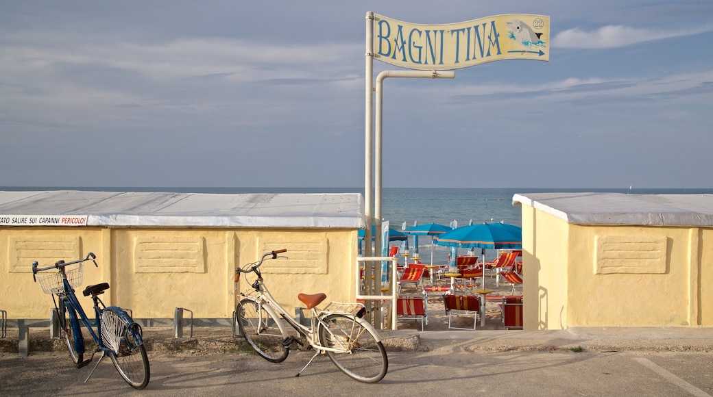 Pesaro qui includes signalisation et vues littorales