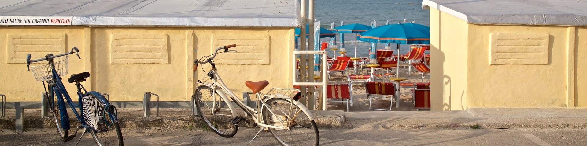 Pesaro showing general coastal views and signage