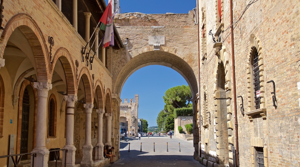 Arco di Augusto che include oggetti d\'epoca