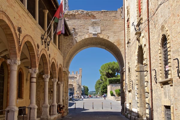 Arco di Augusto mit einem Geschichtliches