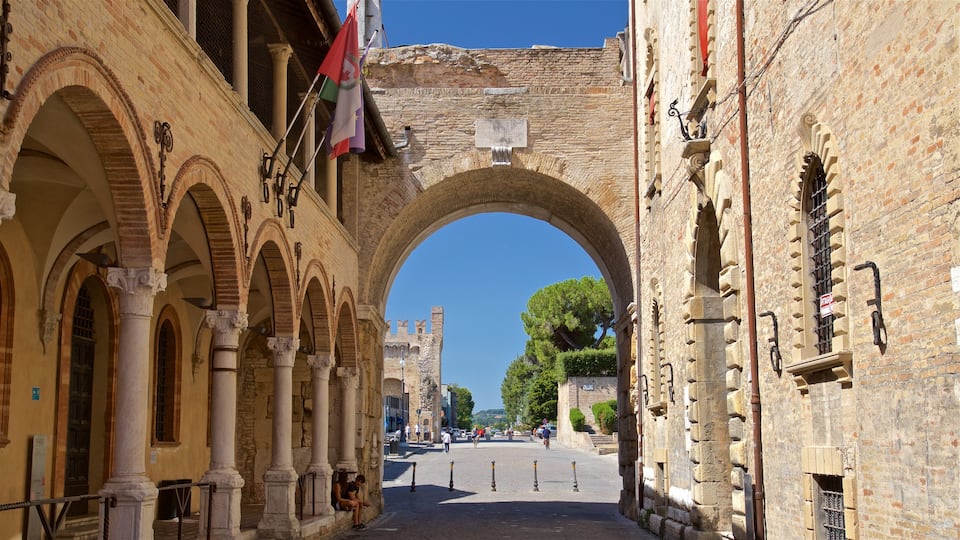 Arco di Augusto bevat historisch erfgoed