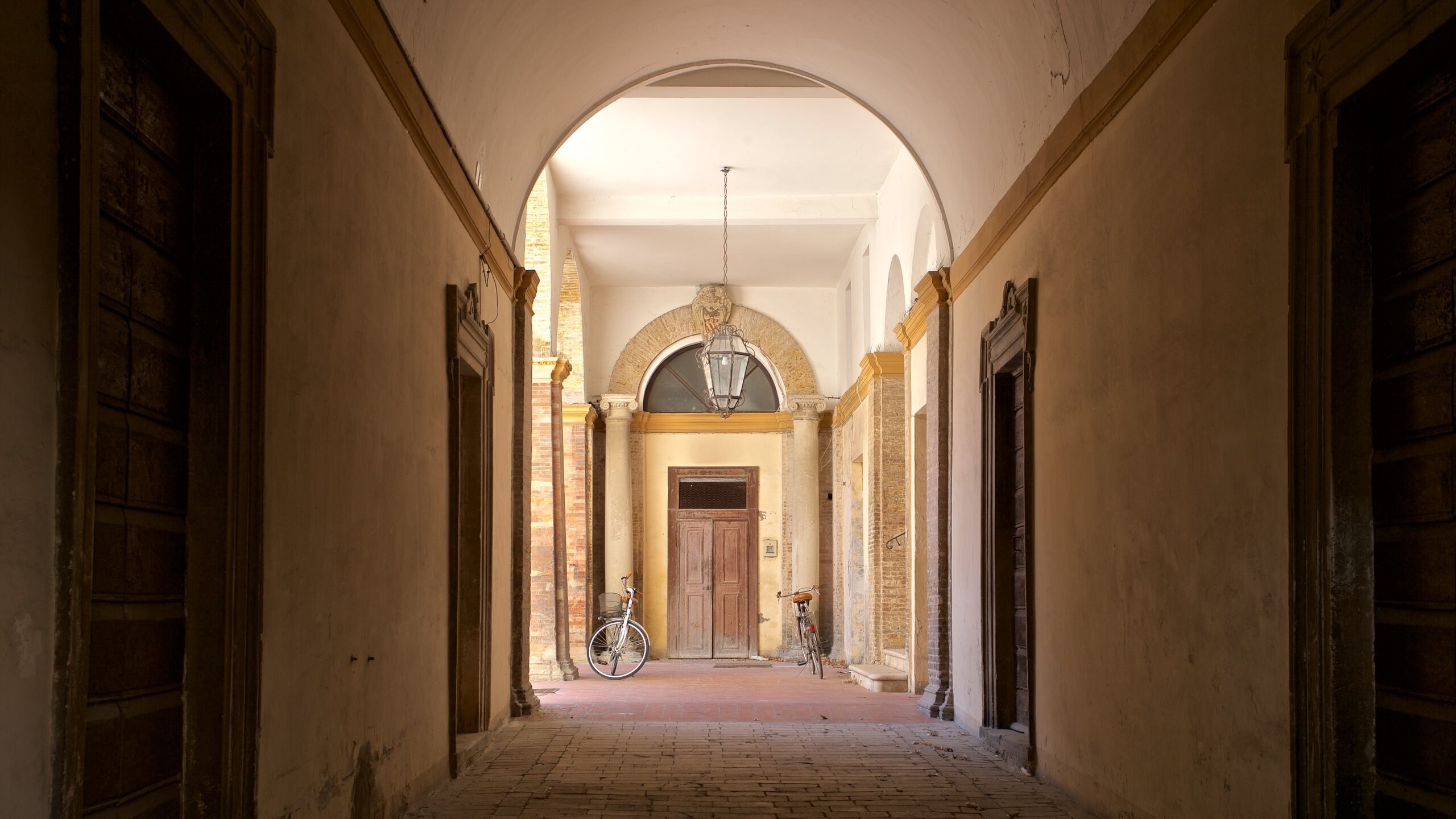 Fano featuring interior views