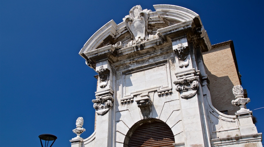 Ancona que incluye elementos del patrimonio