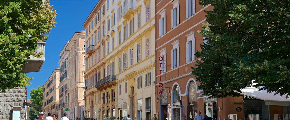 Ancona que incluye escenas cotidianas y también una pareja