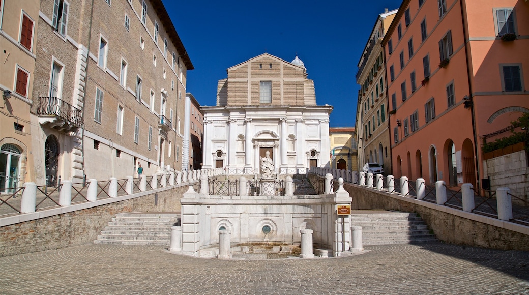 Piazza del Plebiscito ofreciendo elementos patrimoniales y una fuente