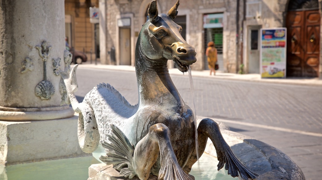 Piazza Arringo ofreciendo una fuente