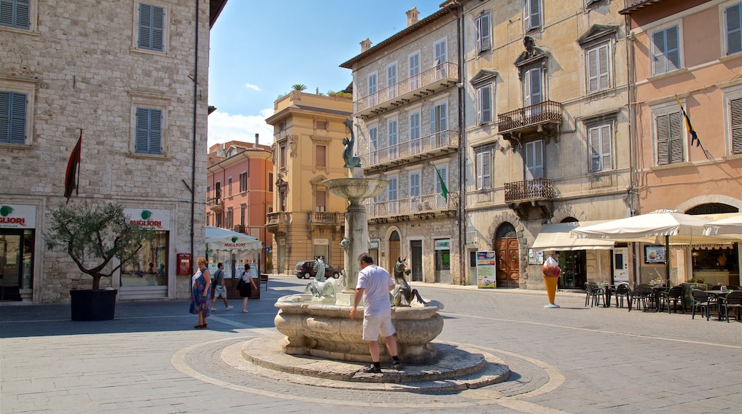 Piazza Arringo som viser en plads eller et torv, et springvand og gadeliv