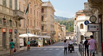 Ascoli Piceno som inkluderar gatuliv och en stad såväl som en liten grupp av människor