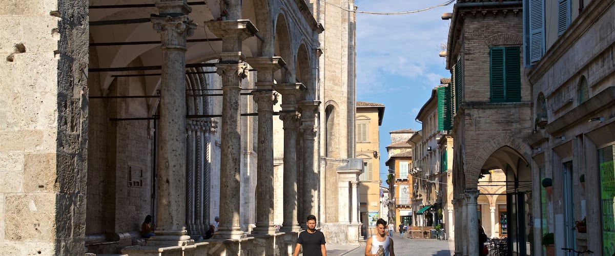 Ascoli Piceno showing street scenes and heritage elements as well as a couple