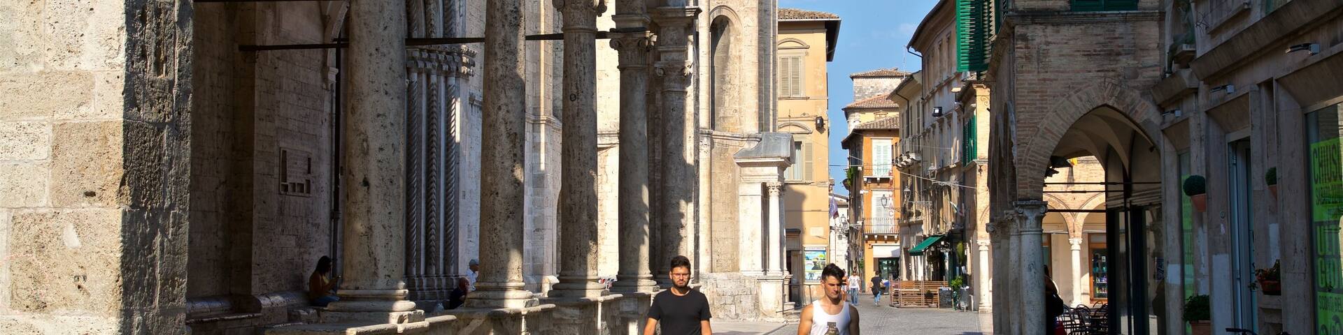 Ascoli Piceno showing street scenes and heritage elements as well as a couple