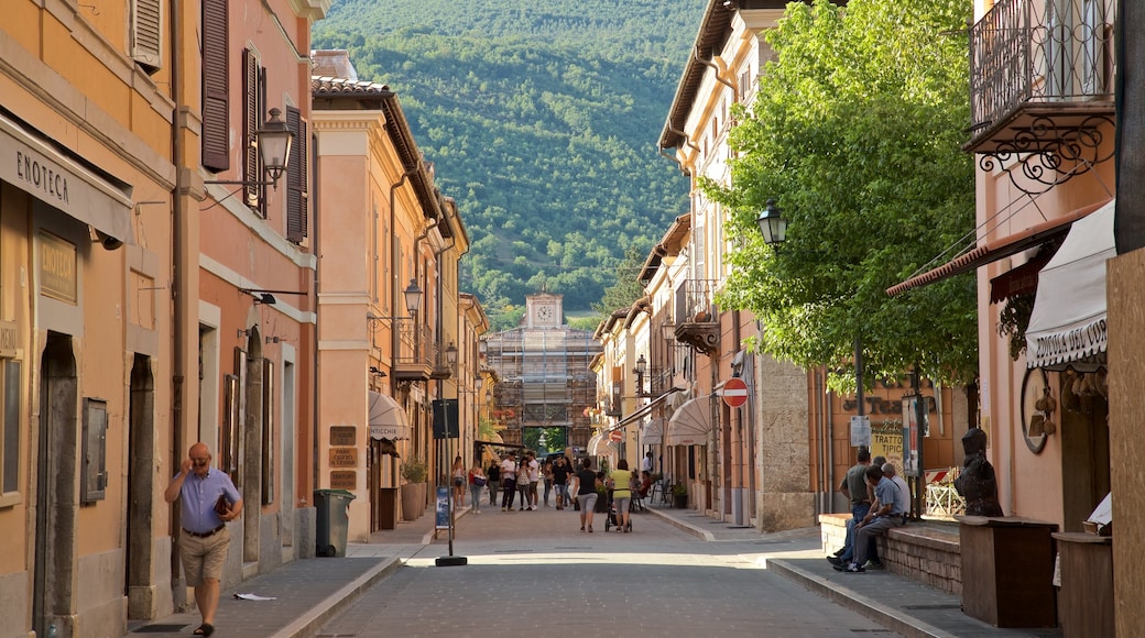 Norcia mostrando imágenes de calles y también un pequeño grupo de personas