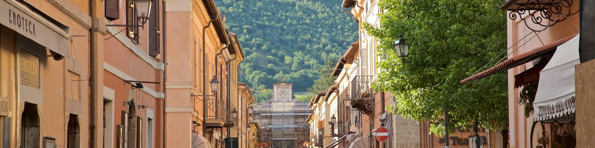 Norcia featuring street scenes as well as a small group of people