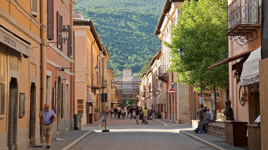 Norcia showing street scenes as well as a small group of people