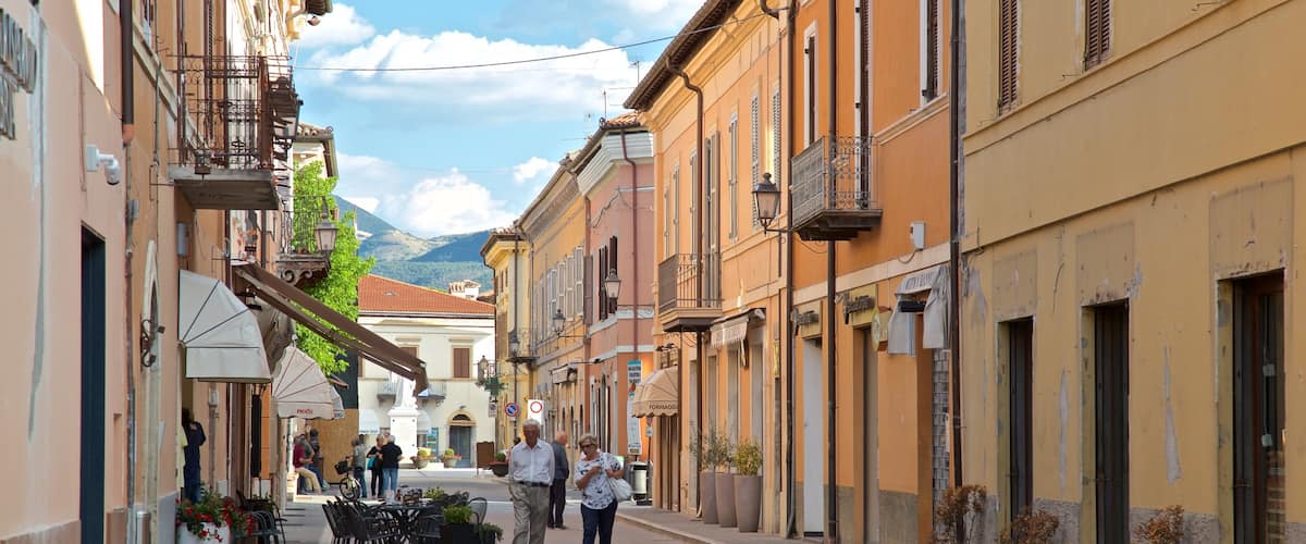 Norcia ofreciendo escenas urbanas y también una pareja
