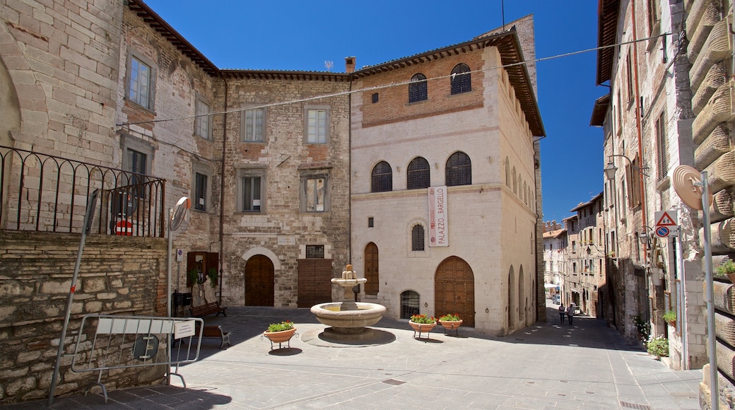 Gubbio que incluye una fuente y elementos del patrimonio