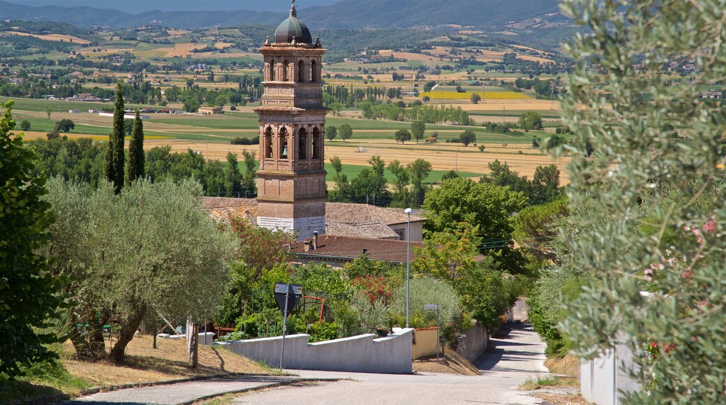 Trevi mostrando piccola città o villaggio, oggetti d\'epoca e vista del paesaggio